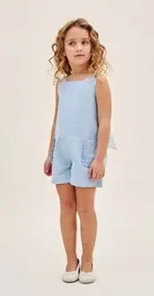MONO PLUMETI CELESTE, DETALLE BOLSILLOS LATERALES Y LAZADA TRASERA.